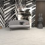 اس بي سي أرضيات SPC موديل 2213 من إيفر فلور، تصميم عصري مقاوم للماء بأبعاد 18.1x122 سم، جودة عالية من الصين وسهلة التركيب، تضيف لمسة راقية لأي مكان.