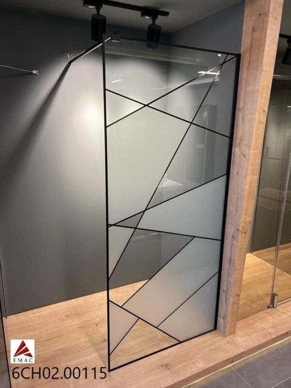 حاجز زجاجي عصري بتصميم هندسي مميز من إيمالك، مزوّد بمساعد تثبيت لثبات وأمان أكثر. زجاج مقسّى عالي الجودة، تشطيب أسود أنيق، وصناعة صينية ممتازة لحمامك العصري.