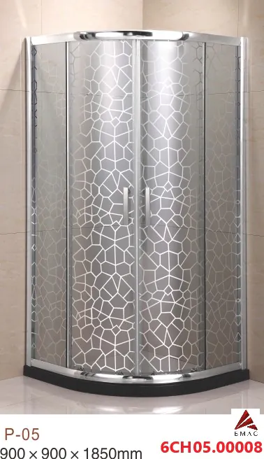 كابينة شاور زاوية موديل P-05 بزجاج مزخرف وإطار كروم، مع قاعدة سوداء مقاومة للانزلاق. مقاس 90×90 سم، تصميم أنيق وصناعة صينية عالية الجودة.