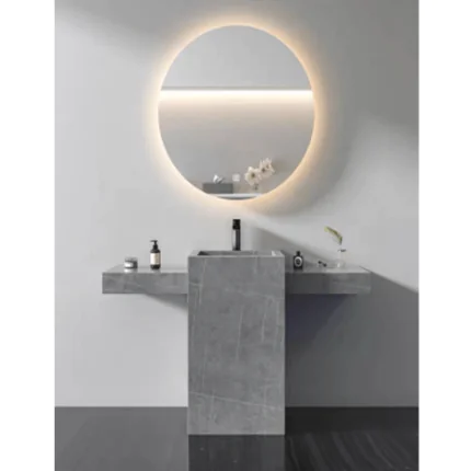 مغسلة صيني بورسلين رخامي موديل SYL1002B، مقاس 130 سم، بلون رمادي أنيق مع حوض ايمالك ومراية مضيئة. تصميم عصري وجودة عالية للحمامات الحديثة.