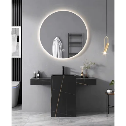 مغسلة صيني بورسلين رخامي واقف موديل SYL1003B باللون الأسود مع مرآة دائرية بإضاءة LED. تصميم عصري، خامات عالية الجودة، ومقاس 130 سم يناسب حمامك. صناعة صينية مميزة.