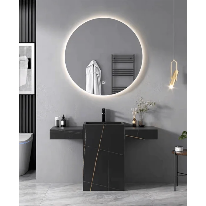 مغسلة صيني بورسلين رخامي واقف موديل SYL1003B باللون الأسود مع مرآة دائرية بإضاءة LED. تصميم عصري، خامات عالية الجودة، ومقاس 130 سم يناسب حمامك. صناعة صينية مميزة.