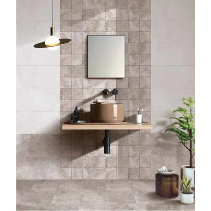 سيراميك هندي رمادي مطفي بنقوش ديكورية، مقاس 30x60، مثالي لجدران الحمامات والمطابخ. تصميم أنيق وسهل التنظيف بجودة هندية عالية.