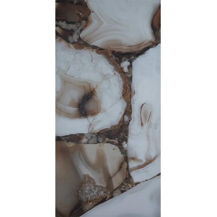 اشتري بورسلين هندي هيكسا أونيكس IT الفاخر بمقاس 60x120 سم، تصميم مستوحى من الأونيكس الطبيعي ولمسة لامعة أنيقة. مثالي للأرضيات والجدران، المطابخ، والحمامات. مقاوم للرطوبة، جودة عالية من الهند.