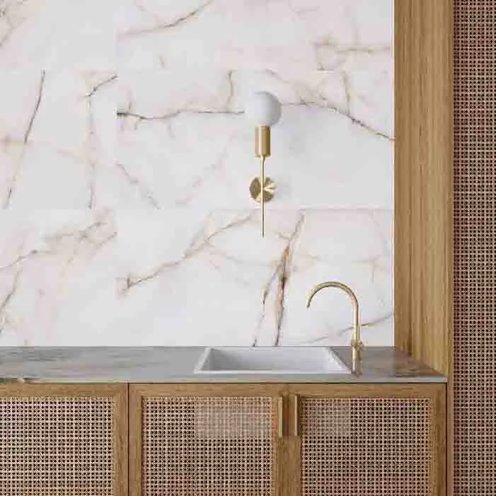 بورسلين إسباني فاخر من مجموعة توباز GA، لون أبيض بعروق غولد، سطح مطفي ناعم، مقاس 45x90 سم. مثالي للجدران والأرضيات في المجالس والمطابخ والحمامات، تصميم راقٍ بجودة أوروبية.