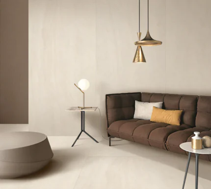 بورسلين هندي من مجموعة لايم ستون مت – CO، بلون كريمي مطفي فاخر، مقاس 120x240 سم. تصميم طبيعي يضفي دفئًا وأناقة على الأرضيات والجدران الداخلية في المجالس، الصالونات، والحمامات.