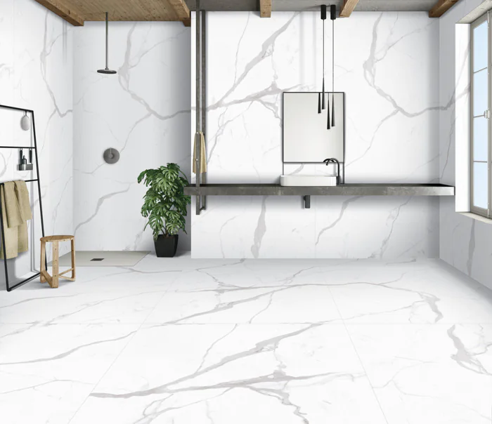 بورسلين هندي أبيض مطفي بنقشة رخامية طبيعية، مقاس 120x240، مناسب للأرضيات والحوائط الداخلية مثل الحمامات والمطابخ. مقاوم للرطوبة وسهل التنظيف بجودة صناعة هندية.