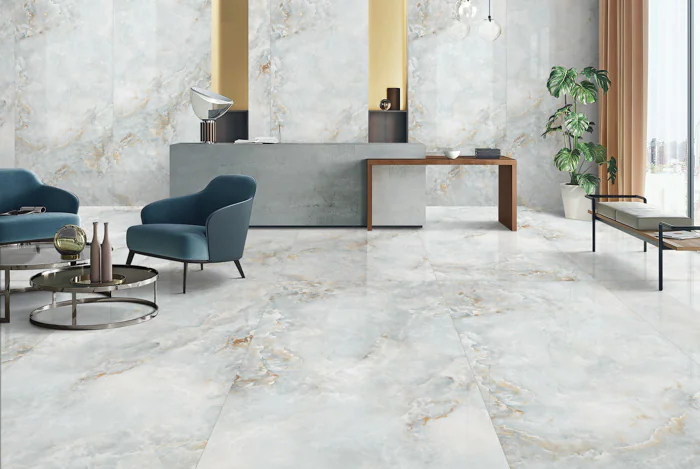 بورسلين هندي لميع بتصميم رمادي متعدد الألوان من مجموعة ادونيس سكاي CO، مقاس 120x280 سم، مناسب للأرضيات والجدران الداخلية، تصميم فاخر يعكس الإضاءة وجودة عالية مثالية للحمامات، المجالس، والمطابخ.