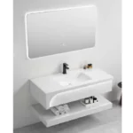 مغسلة حمام أنيقة وعصرية مصنوعة من البورسلين الرخامي عالي الجودة. تتميز بتصميم عصري باللون الأبيض مع حوض إيماك ومرآة بإضاءة LED. مناسبة لمختلف أحجام الحمامات وتوفر مساحة تخزين عملية. مستوردة من الصين.