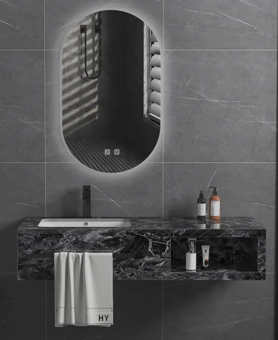 مغسلة حمام فاخرة من البورسلين بتصميم رخامي أسود أنيق، مزودة بحوض إيمـاك ومرآة بإضاءة LED عصرية. مقاس 80 سم، جودة عالية لمتانة وسهولة تنظيف، تناسب الديكورات الفاخرة، صنعت في الصين.