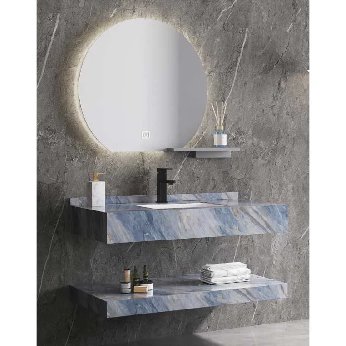 غسلة حمام فاخرة من البورسلين بحوض إيمـاك بتصميم رخامي أنيق باللون الأزرق. مزودة برف علوي ومرآة دائرية بإضاءة LED عصرية، مثالية للحمامات الحديثة.