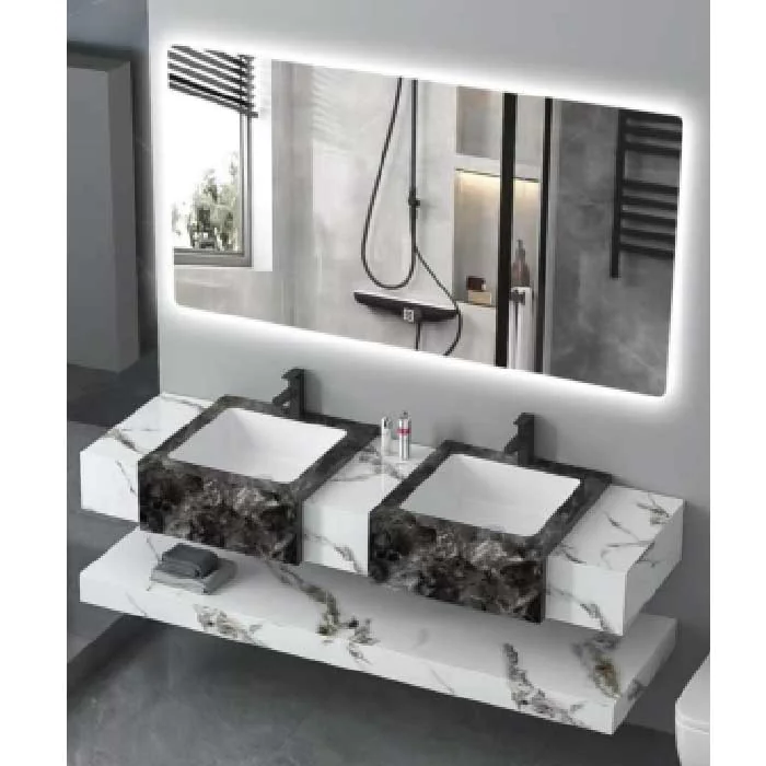 مغسلة بورسلين رخامية بحوضين باللون الأبيض مع مرآة مضيئة LED، تصميم عصري وفاخر لحمامات حديثة، مقاس 120CM.